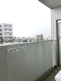 バルコニーからの眺めを楽しみながら食事をしませんか