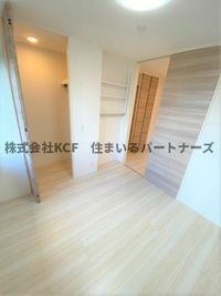落ち着いた色調の洋室です