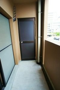 暖かな日差しのふりそそぐバルコニー