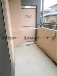 暖かな日差しのふりそそぐバルコニー