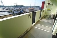 暖かな日差しのふりそそぐバルコニー