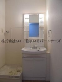 ゆったりとスペースのある洗面所