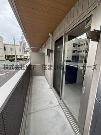 暖かな日差しのふりそそぐバルコニー