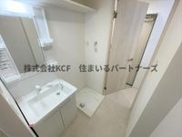 独立洗面台、小物を置くことができて便利です