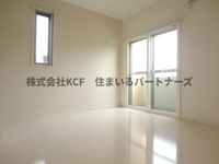 落ち着いた色調の寝室です