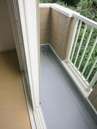 暖かな日差しのふりそそぐバルコニー