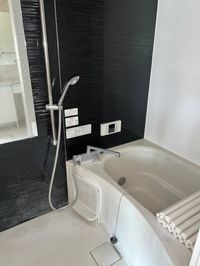 ゆったり入れる浴室♪ ※別のお部屋の写真です(参考:302号室)