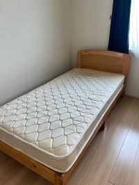 ベッド・カーテンが備え付けてあります◎ ※別のお部屋の写真で