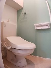 落ち着いた色調のトイレです