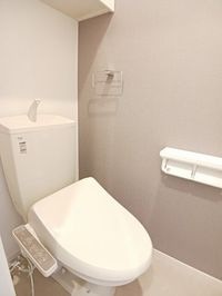 落ち着いた色調のトイレです