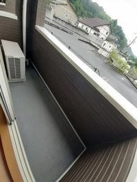 バルコニーからの眺めを楽しみながら食事をしませんか