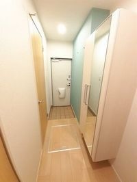 収納もある玄関です