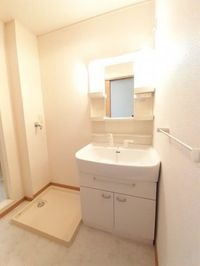 ゆったりとスペースのある洗面所