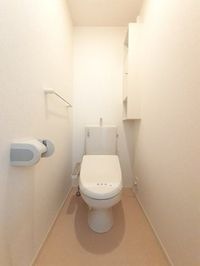 落ち着いた色調のトイレです