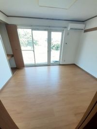 明るい色調の室内です
