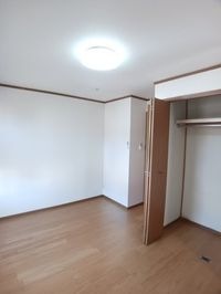 明るい色調の室内です