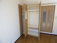 可動棚や扉についたミラーなどが使いやすいクローゼット！