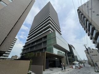 写真:ライオンズタワー岡山千日前の外観