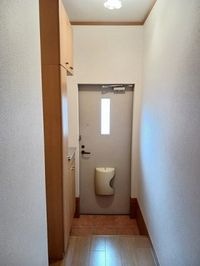 収納もある玄関です