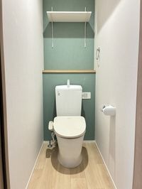 落ち着いた色調のトイレです