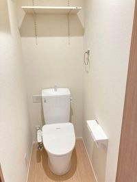 落ち着いた色調のトイレです
