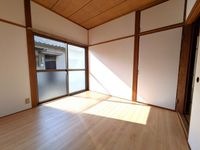 落ち着いた色調の洋室です