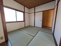 畳の上でゆっくりとくつろげる和室です