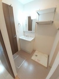ゆったりとスペースのある洗面所