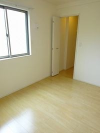 明るい色調の室内です
