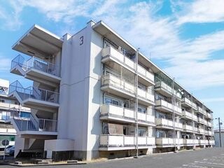 写真:ビレッジハウス福富1号棟の外観