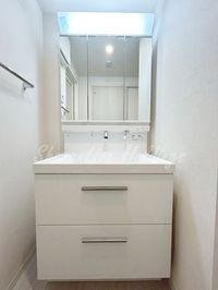 明るい洗面所です
