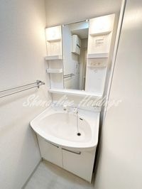 明るい洗面所です