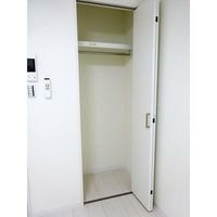 ハンガーラック付きで楽々収納♪
