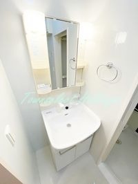 明るい洗面所です