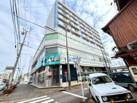 丸万ビルの外観