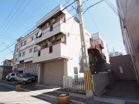 柳本マンションの外観