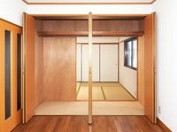 6帖洋室のクローゼットは隣の和室と共用のウォークスルータイプ