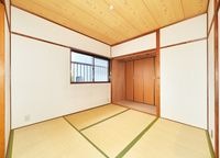 4.5帖和室。収納の襖は補修の為取り外しています。