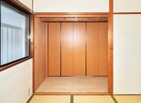 和室の収納は隣の6帖洋室と共用のウォークスルークローゼットで