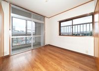 リビングの隣4.5帖洋室。リビングとの扉はいっぱいに開くタイプ