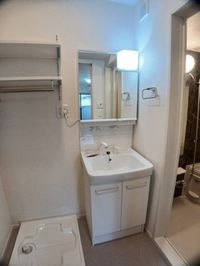 ゆったりとスペースのある洗面所