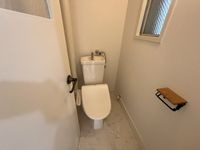 落ち着いた色調のトイレです
