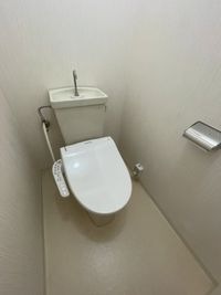 落ち着いた色調のトイレです