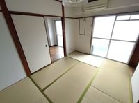 和室ならではの温かな和の空間で寛ぎの時間を過ごせます