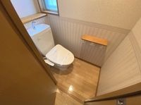 落ち着いた色調のトイレです