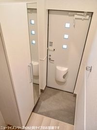 収納もある玄関です