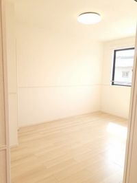 明るい色調の室内です