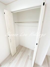 ポール付きで使い勝手の良いクローゼット♪