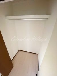 ポール付きで使い勝手の良いクローゼット♪