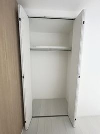 使い勝手の良いハンガーパイプ付き
